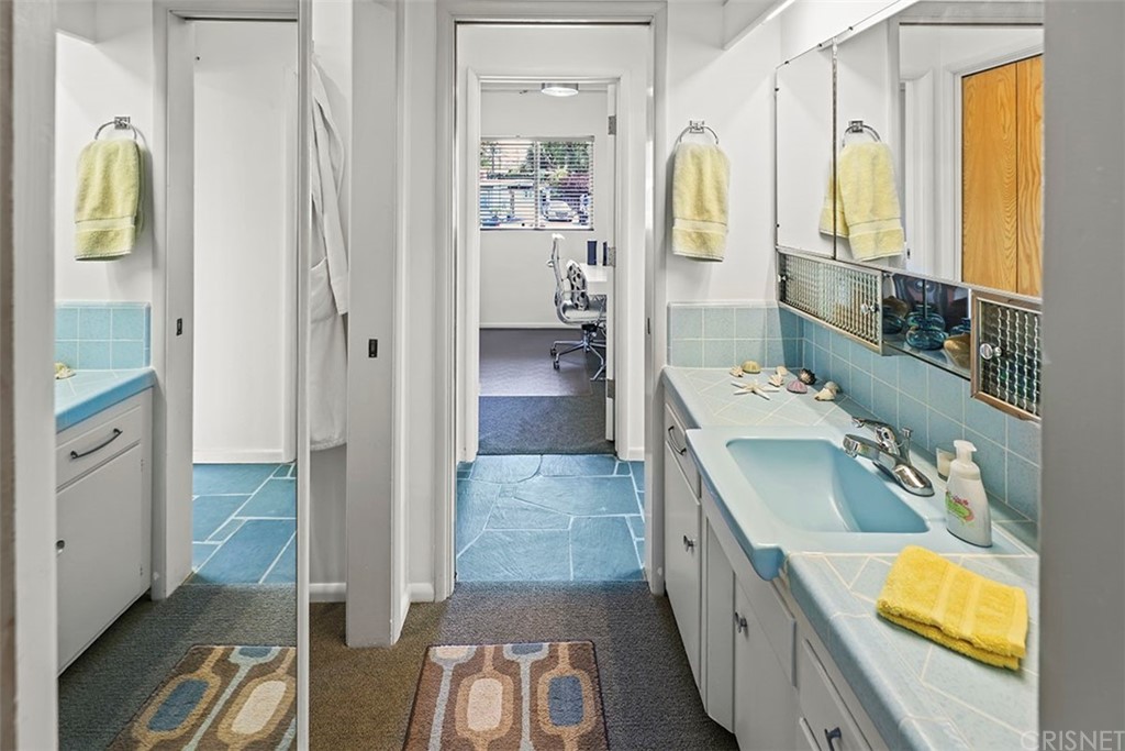 5265 Old Road Riverside, CA 92504 - Photo 55 of 75 a bathroom with a tub sink and mirror