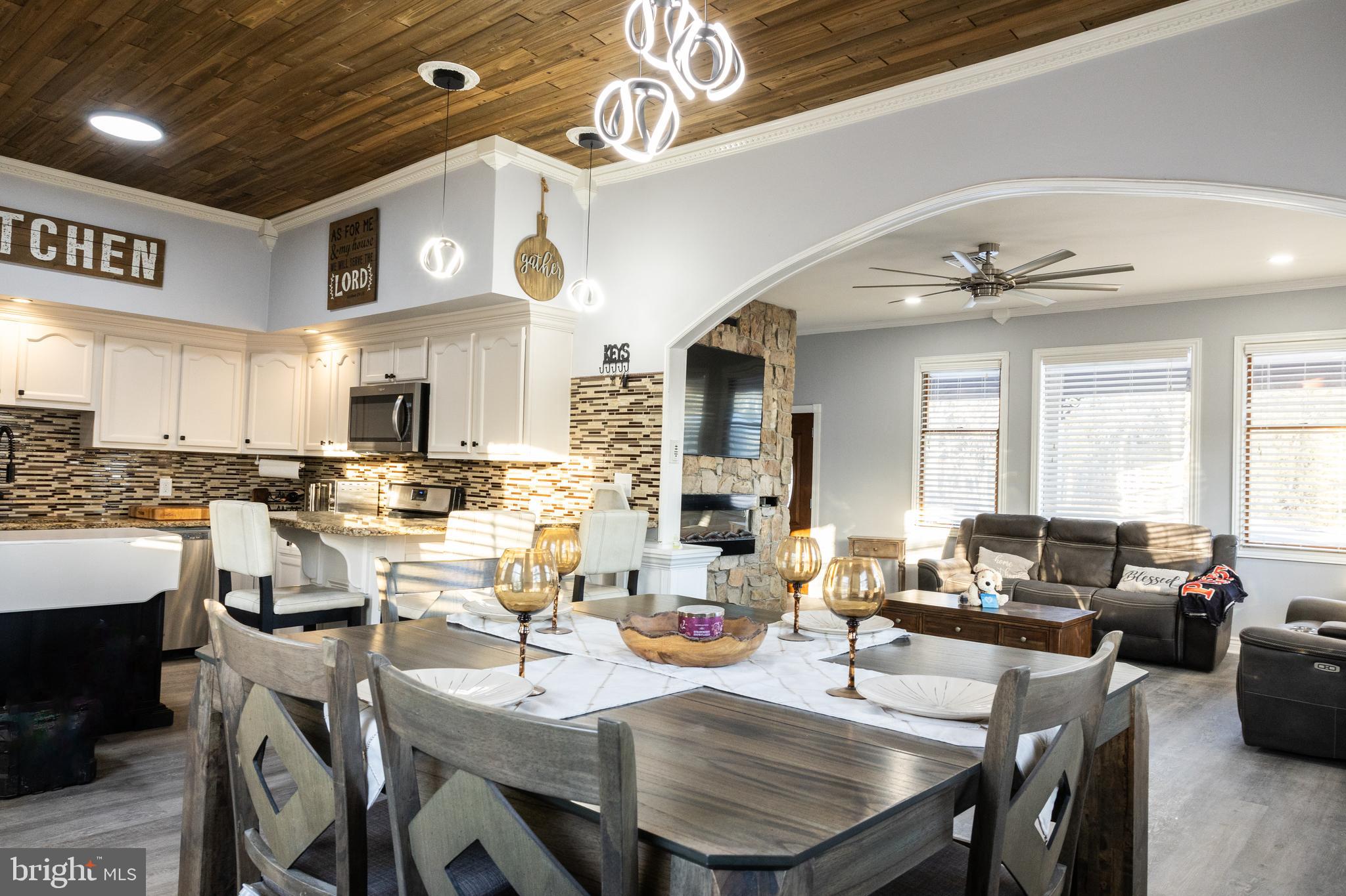 1476 South Orchard Road Vineland, NJ 08360 - Photo 10 of 37 a view of a dining area with furniture