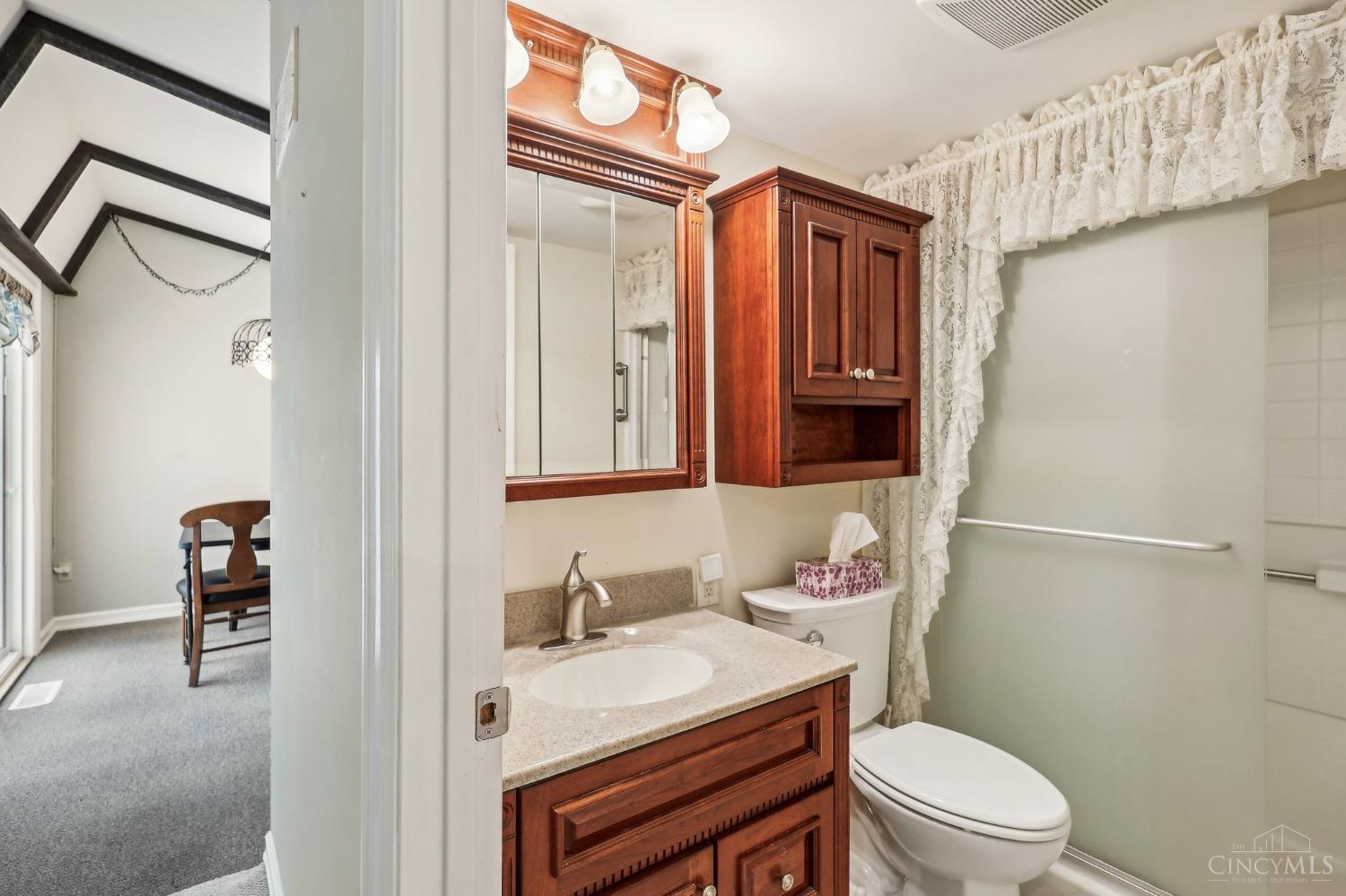 8253 Daleview Road Cincinnati, OH 45247 - Photo 16 of 40