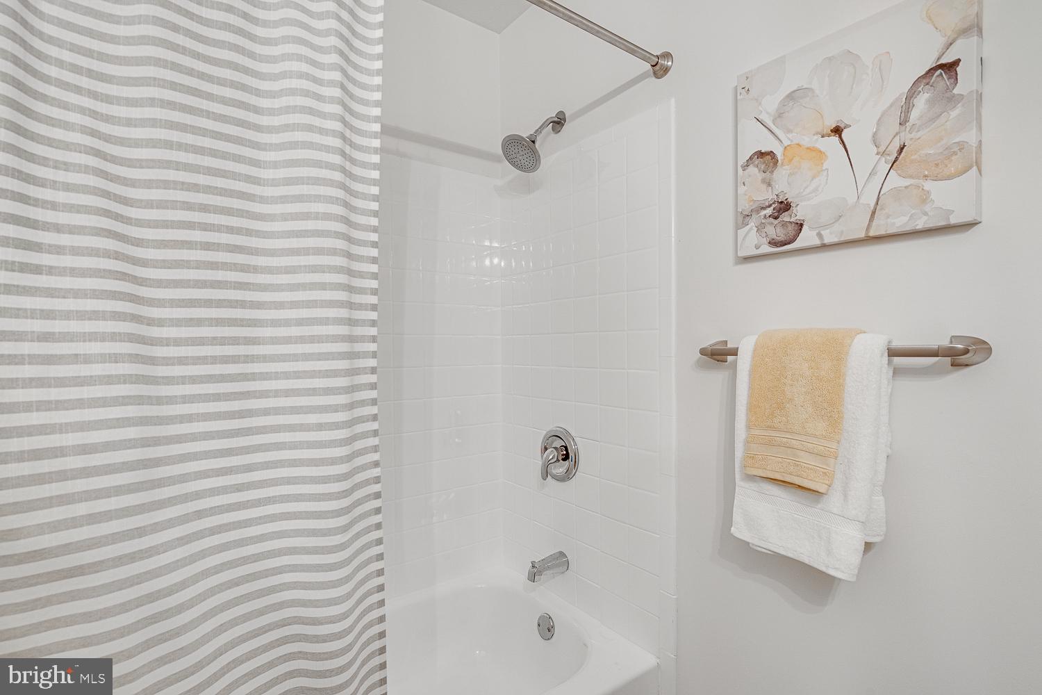 10197 Wavell Road Fairfax, VA 22032 - Photo 27 of 47 a bathroom with a bathtub and shower