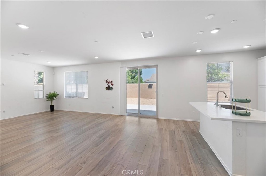 938 West Jasmine Way Rialto, CA 92376 - Photo 7 of 28
