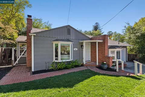 a view of a house with backyard