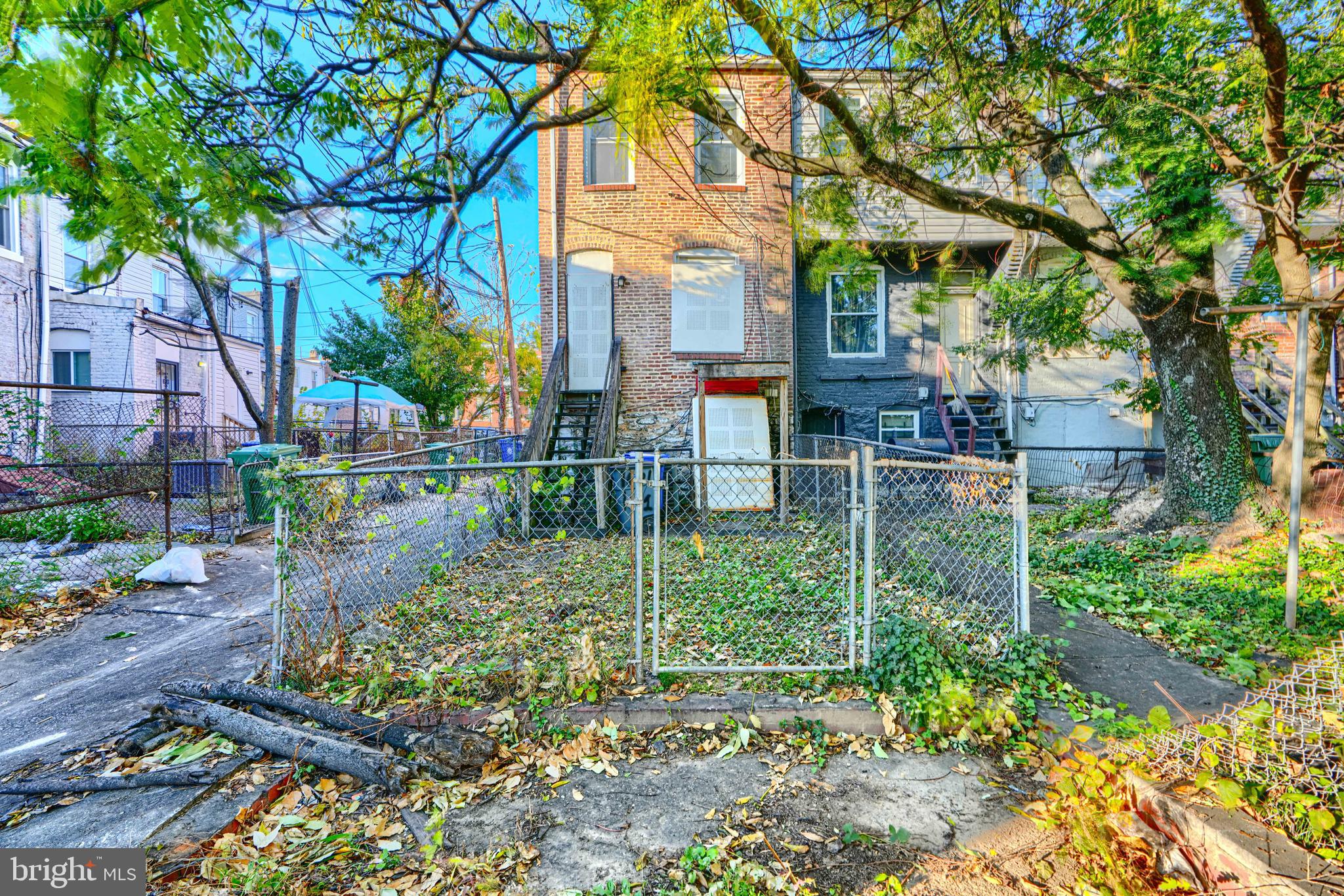 1601 East 28th Street Baltimore, MD 21218 - Photo 5 of 34 a backyard of a house with lots of green space