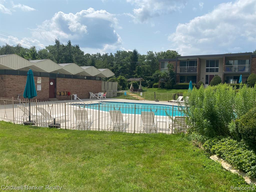 4045 West Maple Road, Unit 202 Bloomfield Hills, MI 48301 - Photo 3 of 23