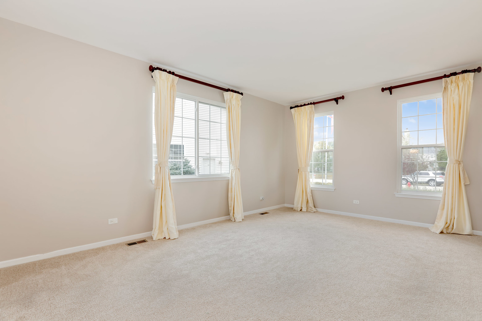 1786 Prairie Ridge Circle Lindenhurst, IL 60046 - Photo 4 of 34 an empty room with windows
