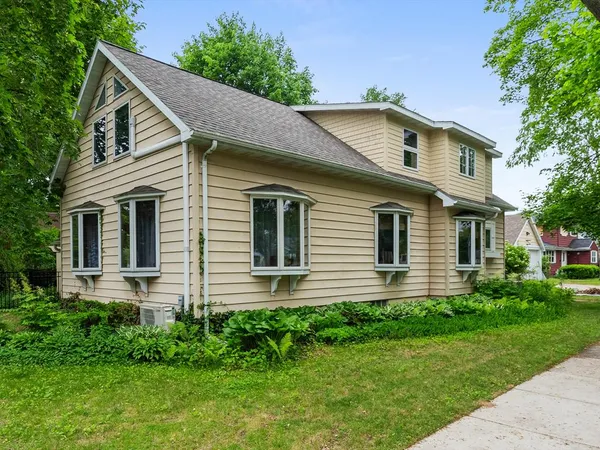 $389,900 | 307 South 12th Avenue, Sturgeon Bay, WI 54235