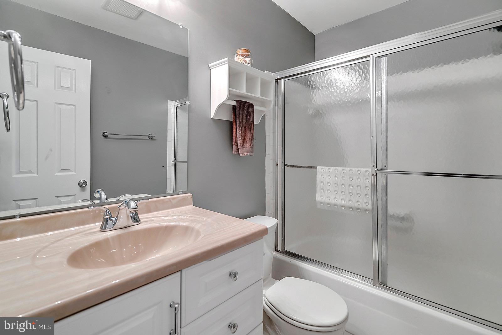8804 Side Saddle Road Springfield, VA 22152 - Photo 22 of 37 Upper Level Shared Full Bath w/Tub-Shower