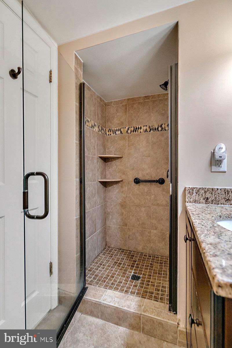 8804 Side Saddle Road Springfield, VA 22152 - Photo 24 of 37 Full Bath w/Tiled Shower w/access to Family Room