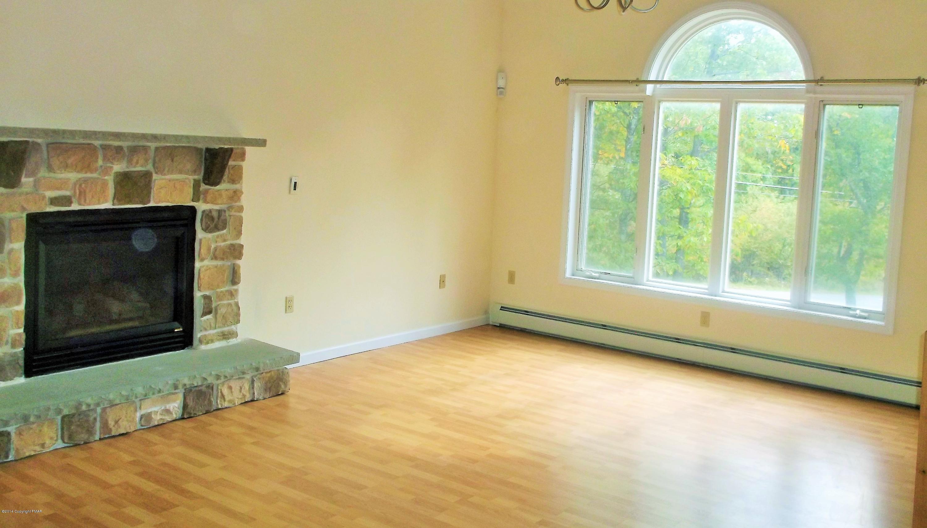 133 Mount Ranier Road Effort, PA 18330 - Photo 5 of 29 Living Room