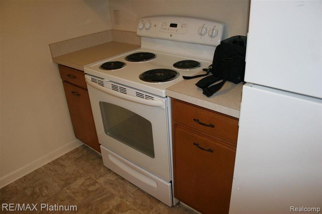 409 West Highland Road, Unit 18 Howell, MI 48843 - Photo 13 of 35 Newer electric Stove