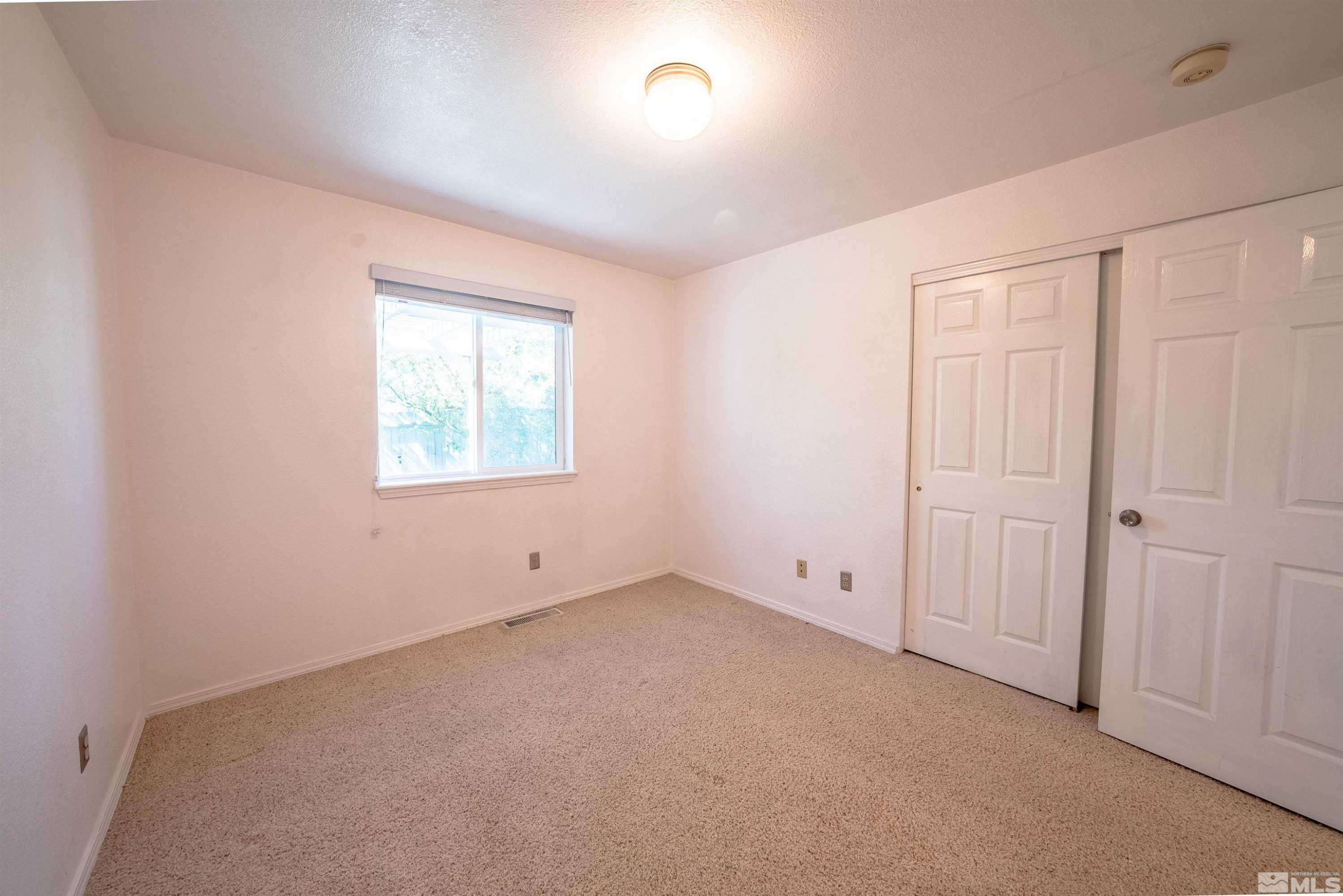 980 Ridgeview Drive Carson City, NV 89705 - Photo 7 of 18 an empty room with a window