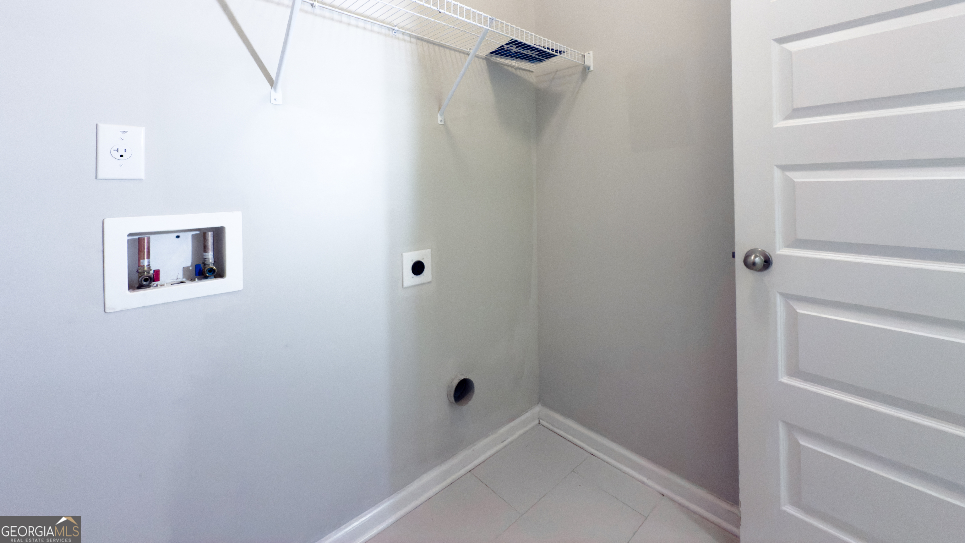 3368 Alhambra Circle Hampton, GA 30228 - Photo 37 of 43 a bathroom with a bathtub