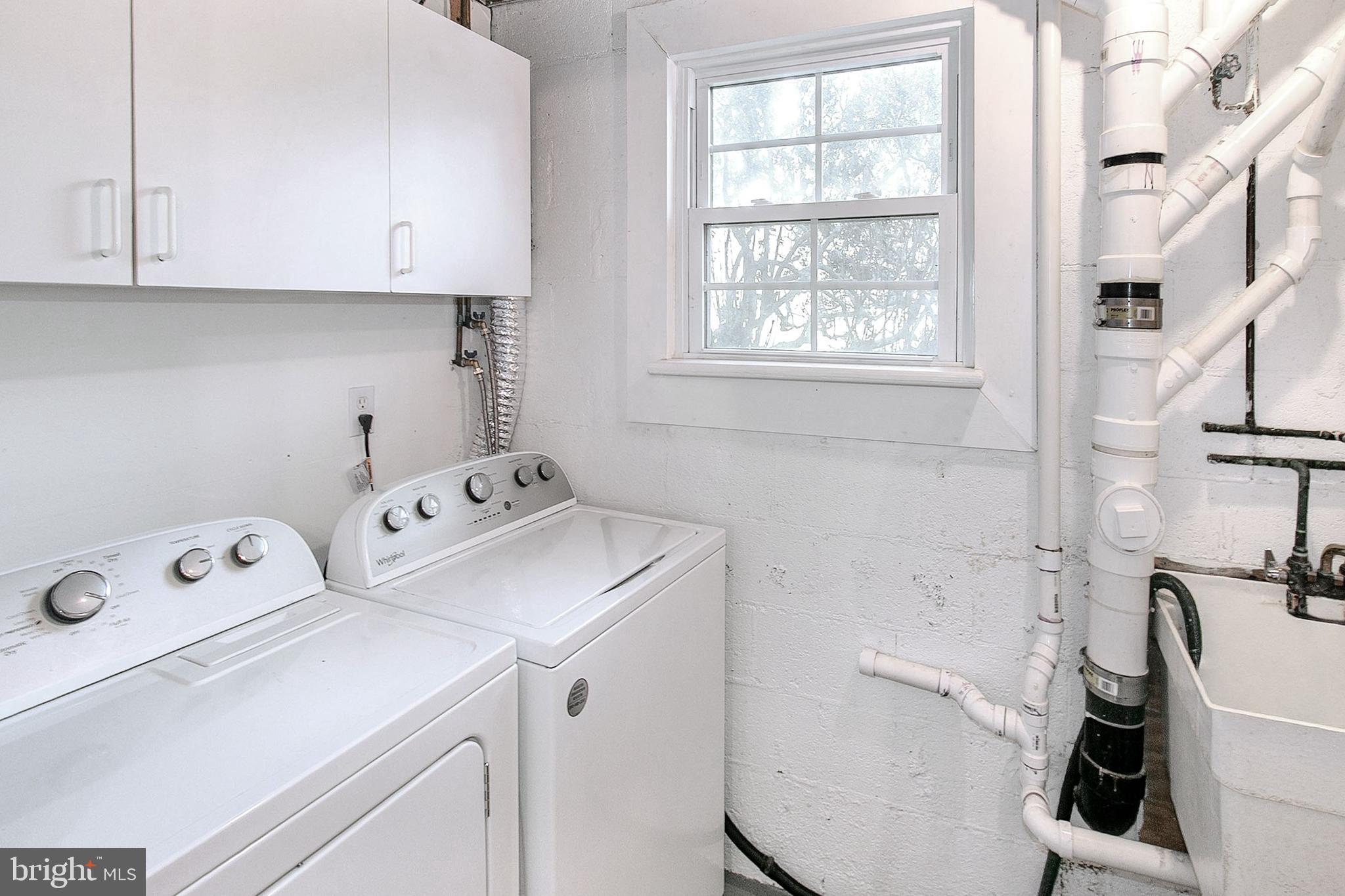 12415 Caisson Road Fairfax, VA 22030 - Photo 31 of 39 a utility room with dryer and washer