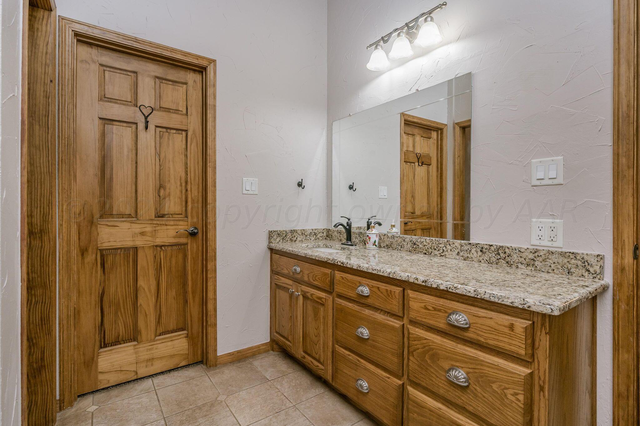 9400 Rj Drive Amarillo, TX 79119 - Photo 22 of 51 Hall Bathroom