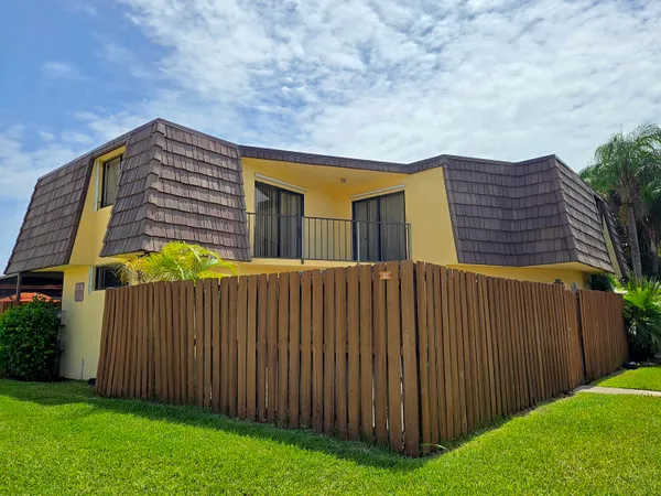 $284,000 | 22 Springdale Circle, Palm Springs, FL 33461