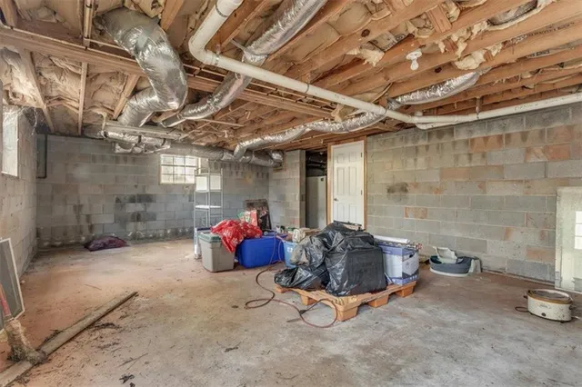 a view of a yard in a yard