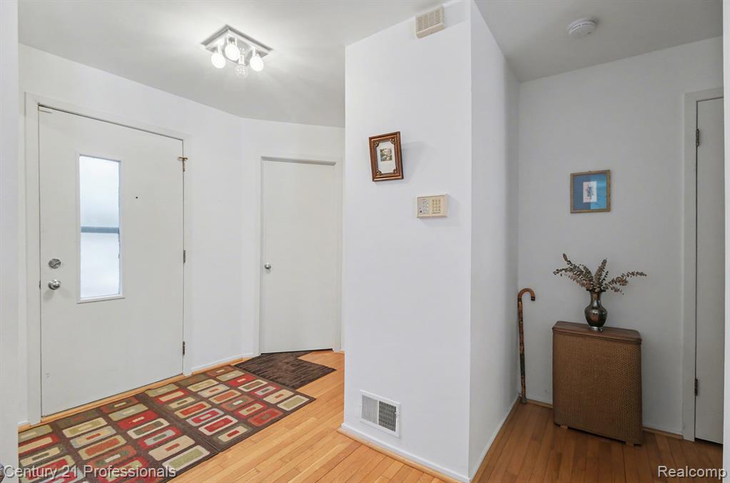 6680 Ridgefield Circle West Bloomfield, MI 48322 - Photo 6 of 24