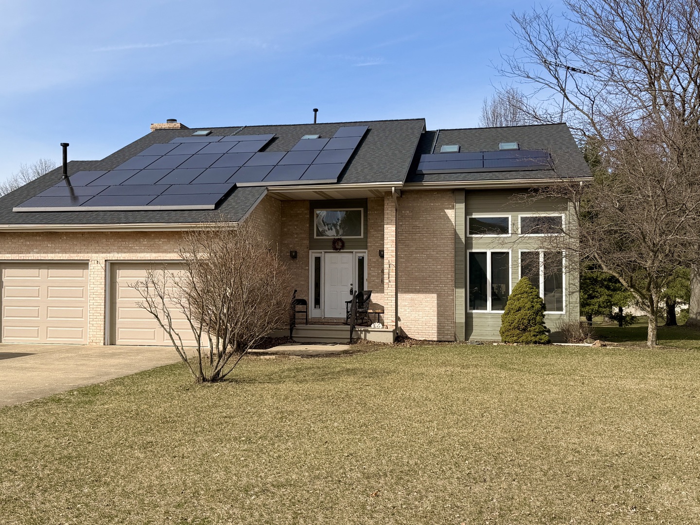 120 Grandin Road Morris, IL 60450 - Photo 1 of 38 a view of a house with a big yard and large tree