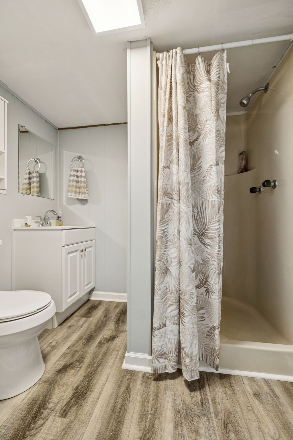 699 Rock Bridge Road Gallatin, TN 37066 - Photo 18 of 35 a bathroom with a sink toilet and shower