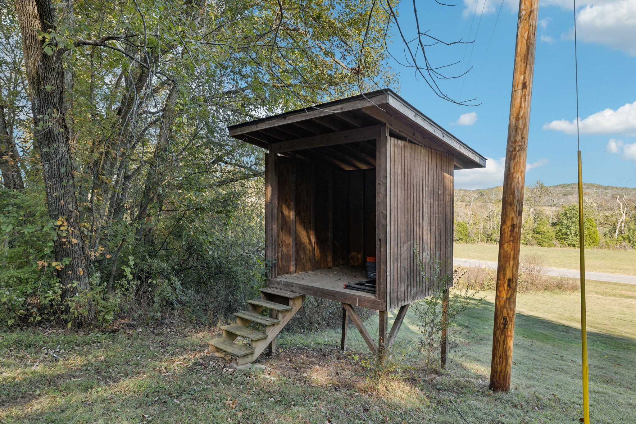 699 Rock Bridge Road Gallatin, TN 37066 - Photo 28 of 35 a backyard of a house with table and chairs