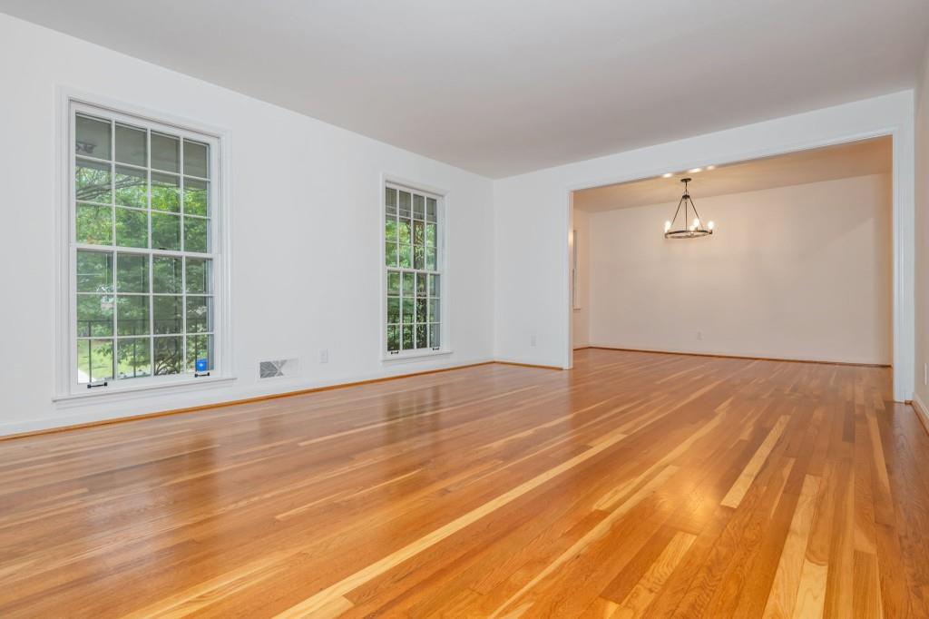 1077 Vistavia Circle Decatur, GA 30033 - Photo 3 of 32