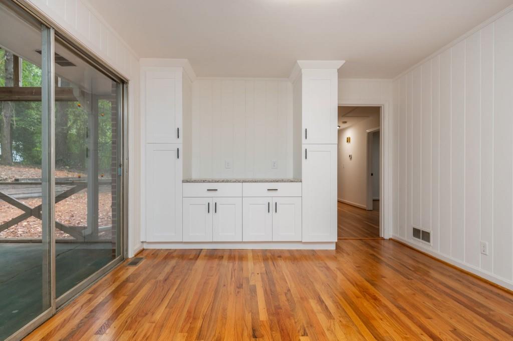 1077 Vistavia Circle Decatur, GA 30033 - Photo 8 of 32