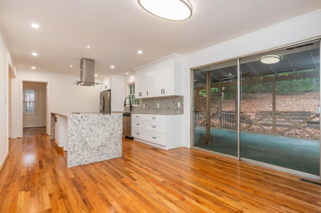 1077 Vistavia Circle Decatur, GA 30033 - Photo 9 of 32