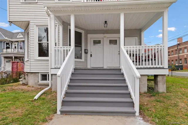 a view of entryway with a front door