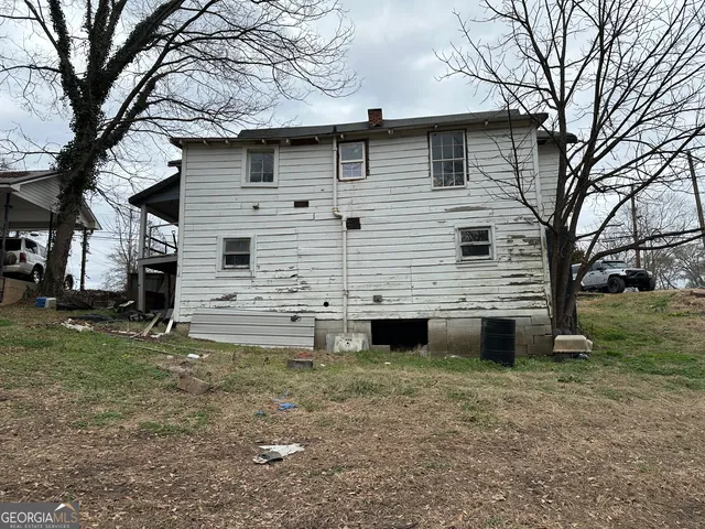 a view of house with backyard