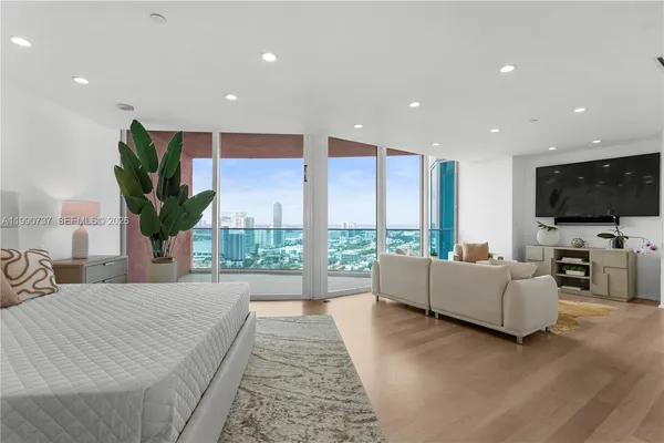 $8,699,000 | 300 South Pointe Drive, Unit 3405, Miami Beach, FL 33139