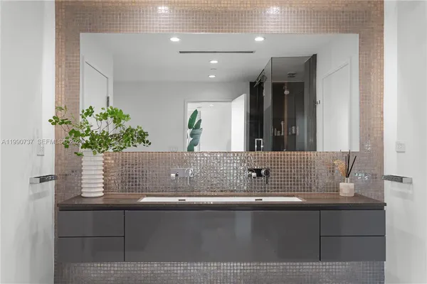 $8,699,000 | 300 South Pointe Drive, Unit 3405, Miami Beach, FL 33139