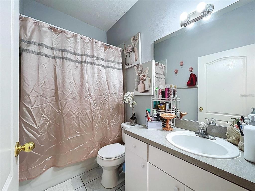 3324 West Abdella Street Tampa, FL 33607 - Photo 18 of 20 a bathroom with a toilet sink and shower