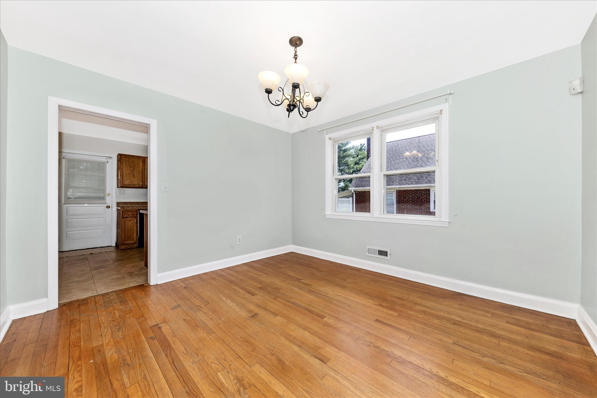 5811 Daybreak Terrace Baltimore, MD 21206 - Photo 11 of 54 Dining Room
