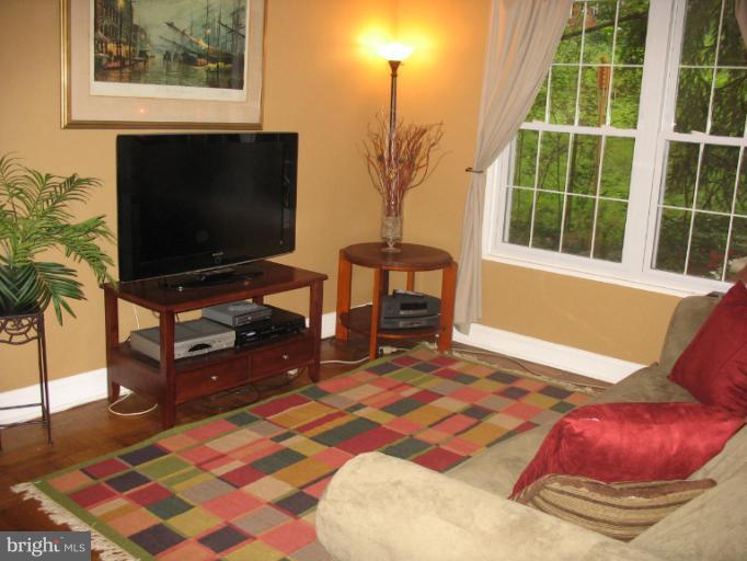 1663 Preston Road, Unit 95216 Alexandria, VA 22302 - Photo 6 of 18 Living Room