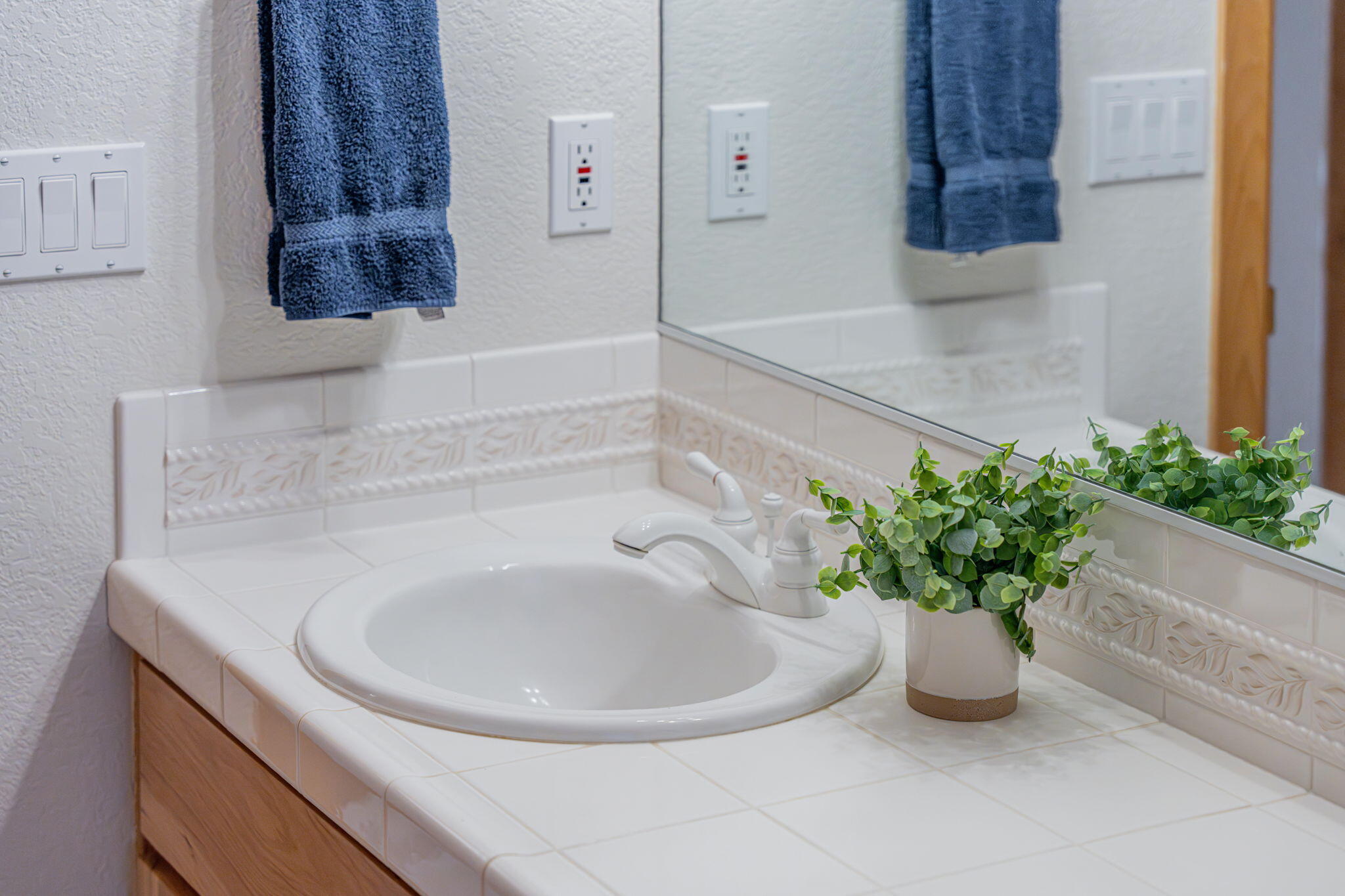 17948 Shadow Lane, Unit 7 Sunriver, OR 97707 - Photo 55 of 92 a bathroom with a sink a mirror and a potted plant