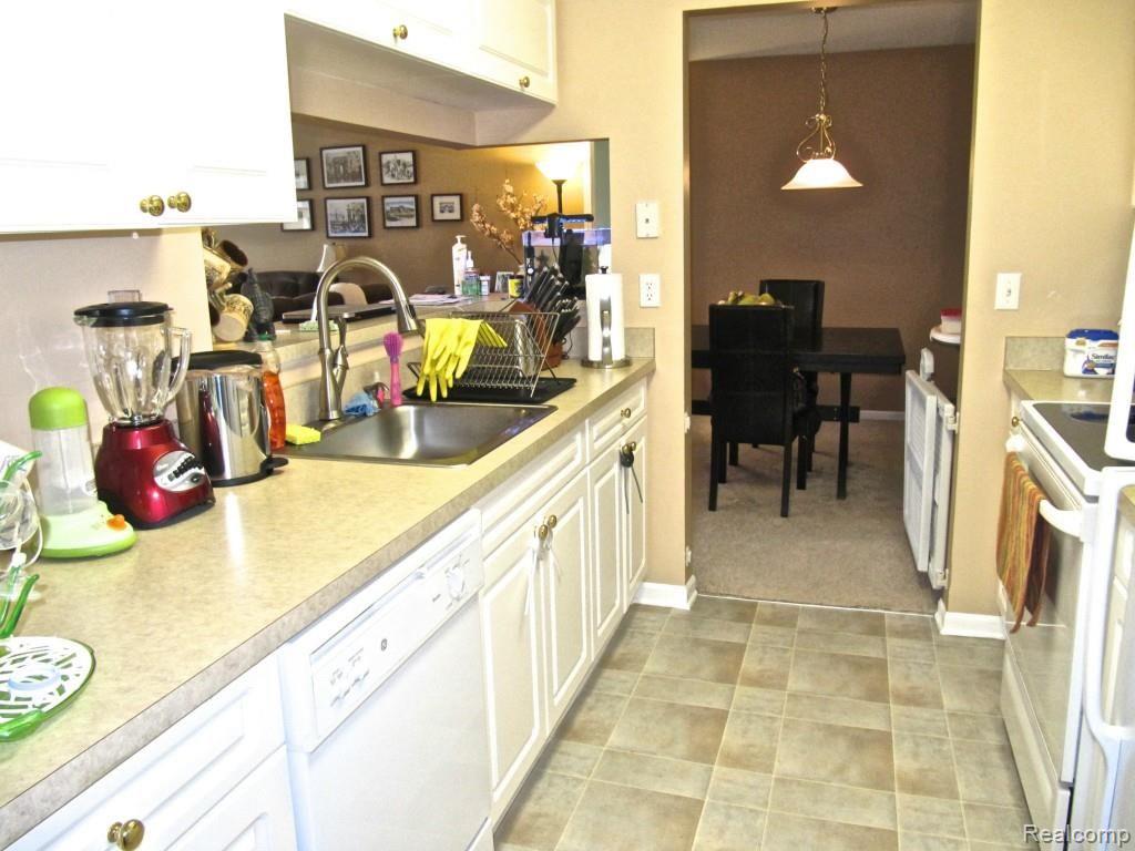 3414 Tremonte Circle Rochester, MI 48306 - Photo 11 of 28 Kitchen