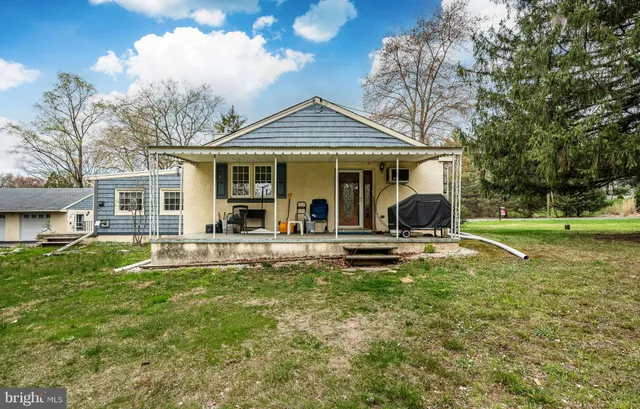 a view of a house with a yard and garage