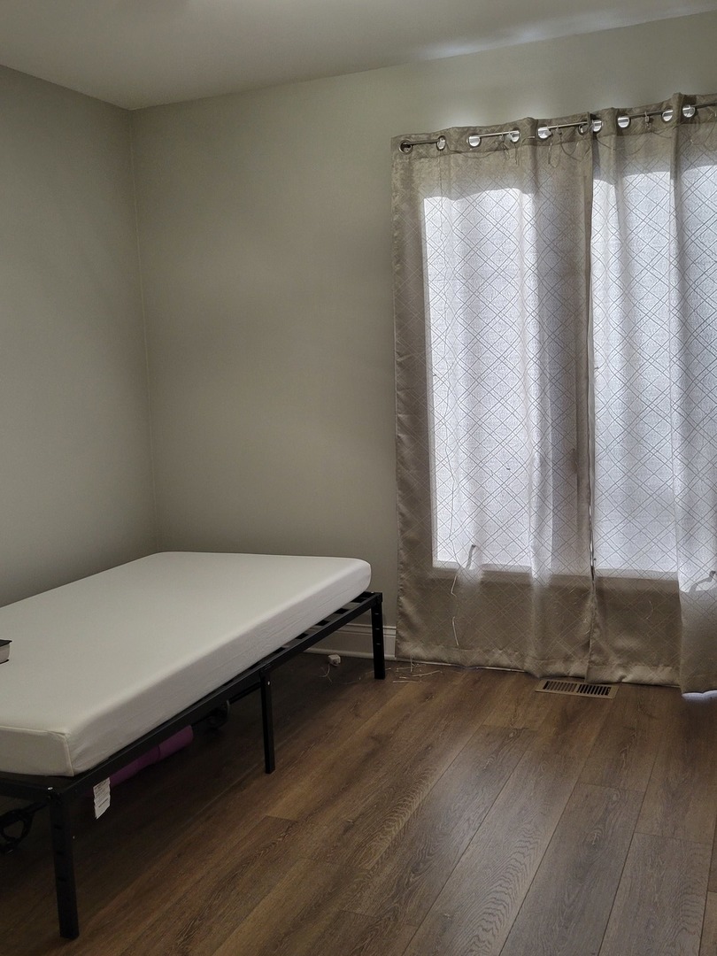 1100 Holbrook Road, Unit H Homewood, IL 60430 - Photo 12 of 13 a room with a table and a window