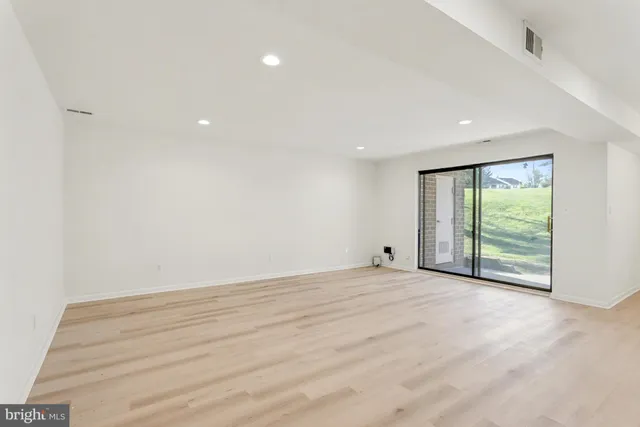 $2,300 | 13 Mullingar Court, Unit 102, Lutherville-Timonium, MD 21093