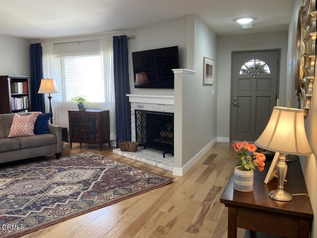 1711 Masthead Drive Oxnard, CA 93035 - Photo 4 of 28 Living Room -Entry