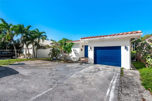 a view of a house with a yard and garage