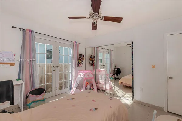 a view of a livingroom with furniture and a ceiling fan