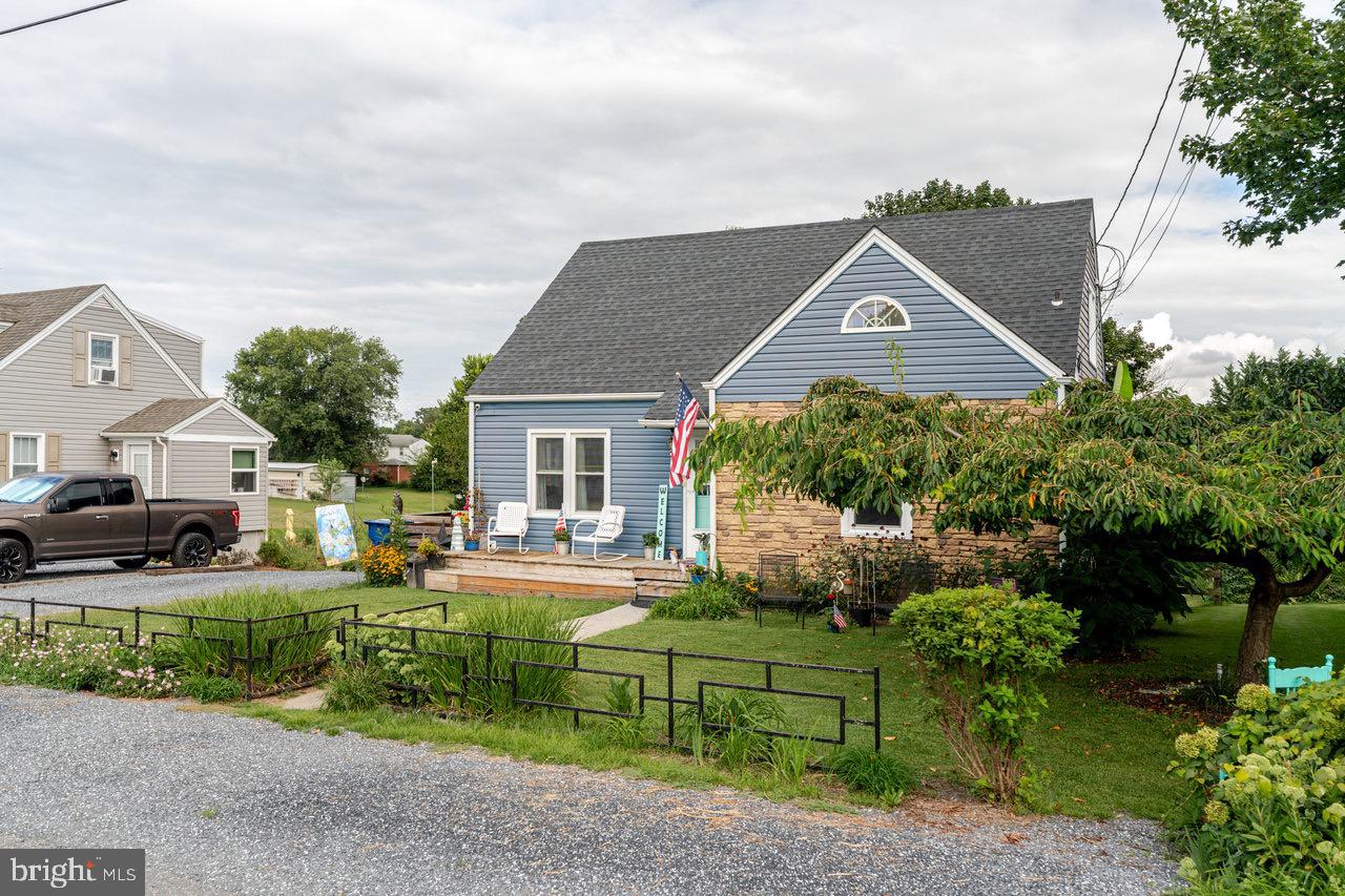 257 Center Street Timberville, VA 22853 - Photo 4 of 73 a front view of a house with garden