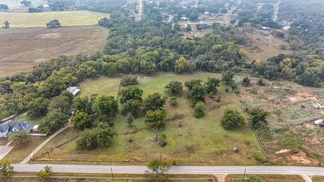 a view of a small yard