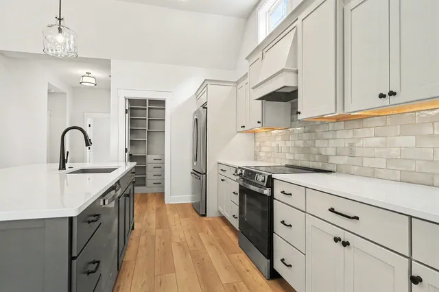 $924,000 | 4712 Knapp Blf Drive, Ada, MI 49301