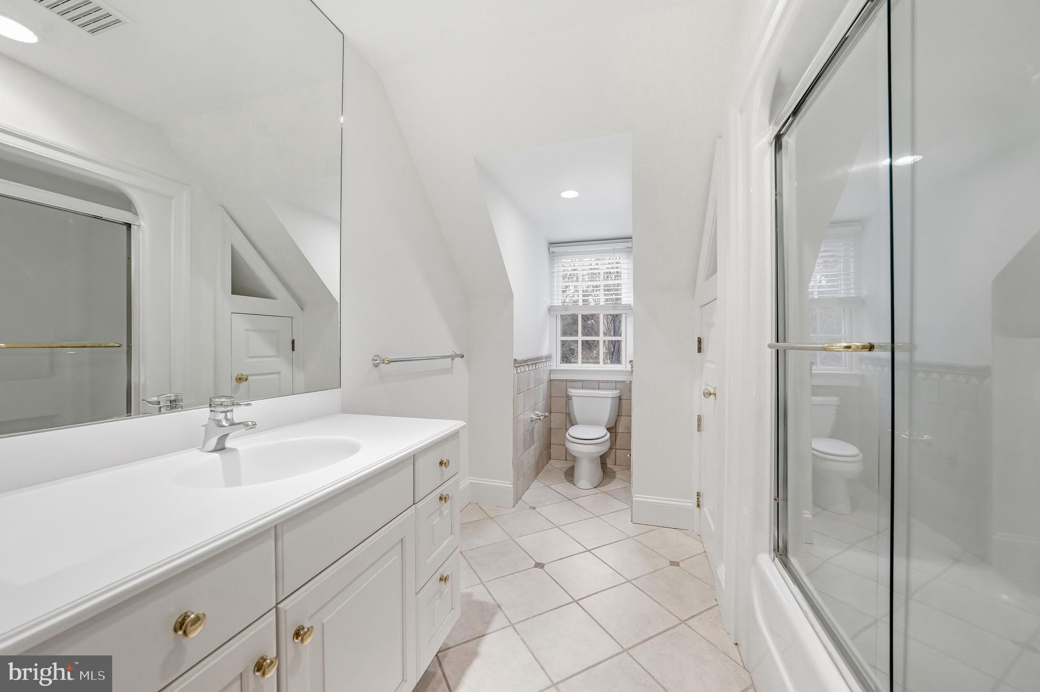 41 Tunbridge Road Haverford, PA 19041 - Photo 73 of 99 ensuite bath in in-law suite