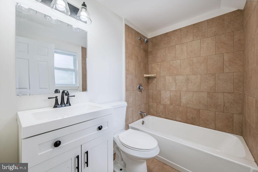 231 East Avon Road Brookhaven, PA 19015 - Photo 27 of 33 a bathroom with a sink mirror toilet and bathtub