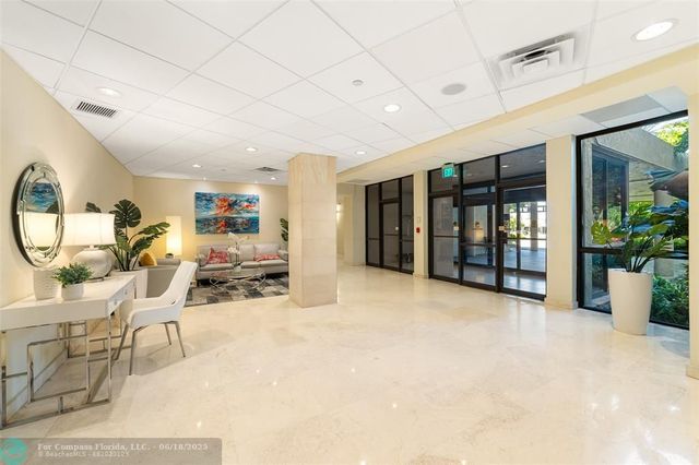 a view of a livingroom with furniture and a ceiling fan