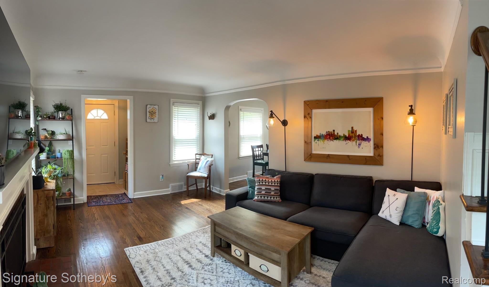 1574 Columbia Road Berkley, MI 48072 - Photo 7 of 16 1574 Columbia Living room.jpg