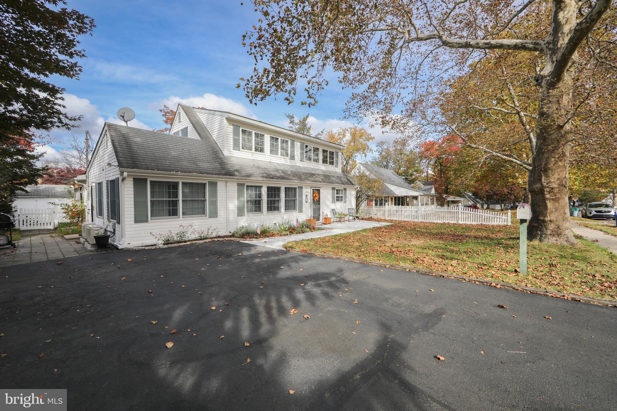 17 Quay Road Levittown, PA 19057 - Photo 2 of 32 Expanded driveway